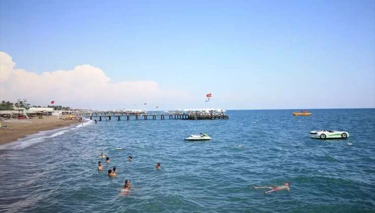 Antalya’da Sıcak Hava ve Nemden Bunalanlar Sahillerde Yoğunluk Oluşturdu