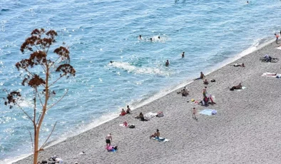 Antalya’da Güneşli Hava Tatilcileri Sahillere Çekti