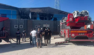 Antalya’da Otomobil Yedek Parça Deposunda Yangın Çıktı