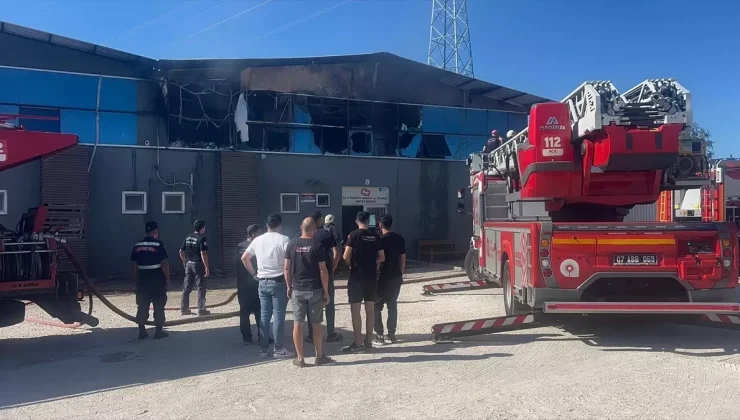 Antalya’da Otomobil Yedek Parça Deposunda Yangın Çıktı